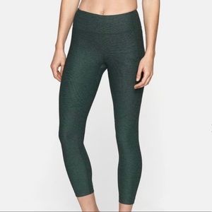 XL Outdoor Voices 3/4 Warmup Leggings in Hunter